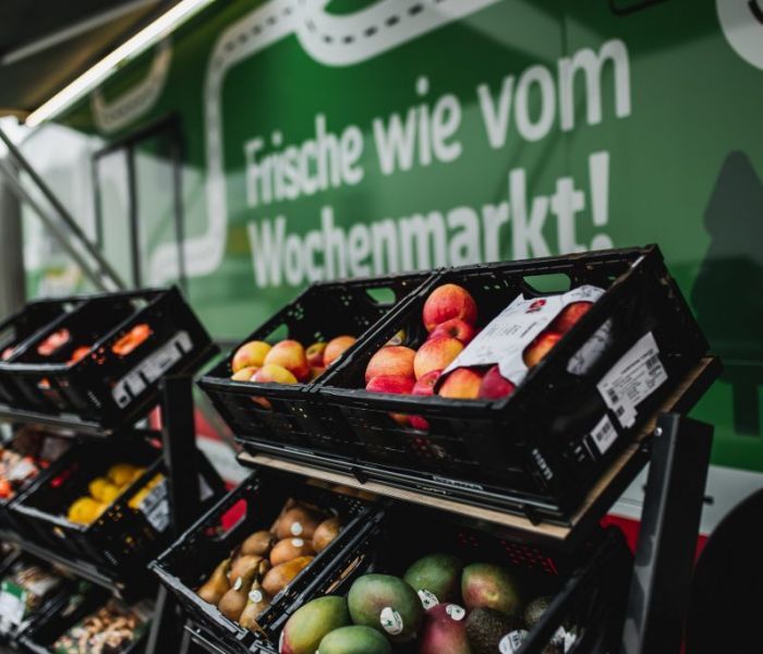 Im mobilen Ladenbus gibt es eine Auswahl an frischen und regionalen Lebensmitteln. (Foto: REWE)