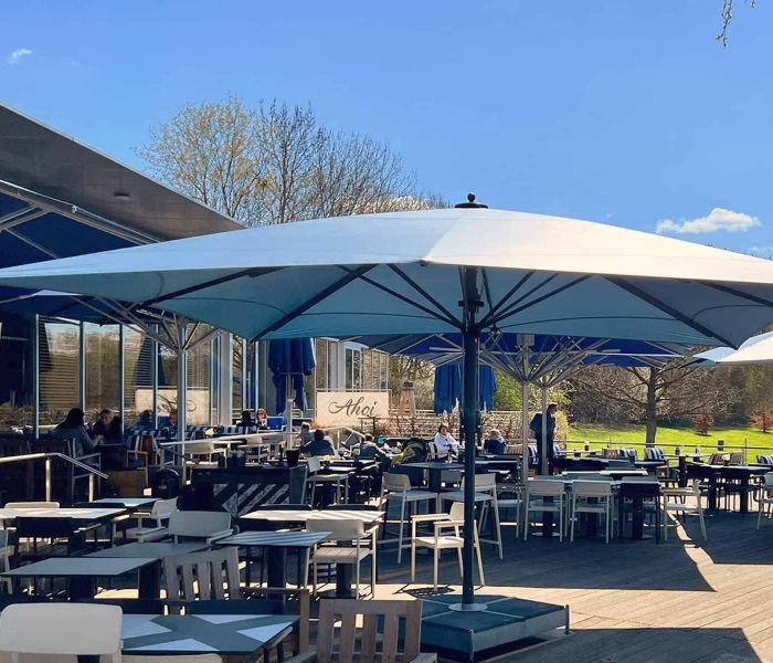 Perfekter Outdoor-Komfort: Exklusive Sonnenschirme für die Gastronomiebranche (Foto: Behrens Rollladen- & Sonnenschutzsysteme GmbH)